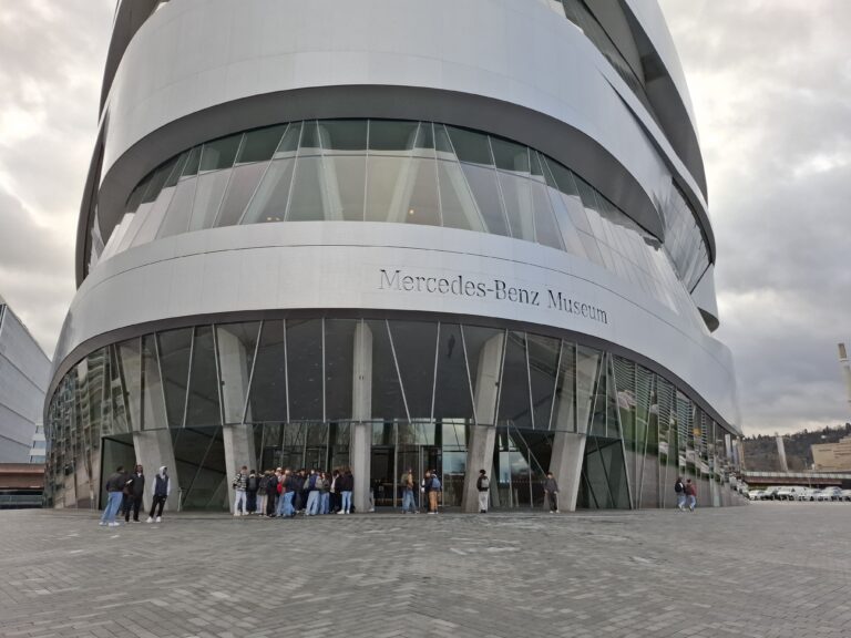 Groupe d'étudiants du Campus Saint Aubin La Salle devant l'entrée de l'architecture moderne du Mercedes-Benz Museum lors d'un voyage scolaire