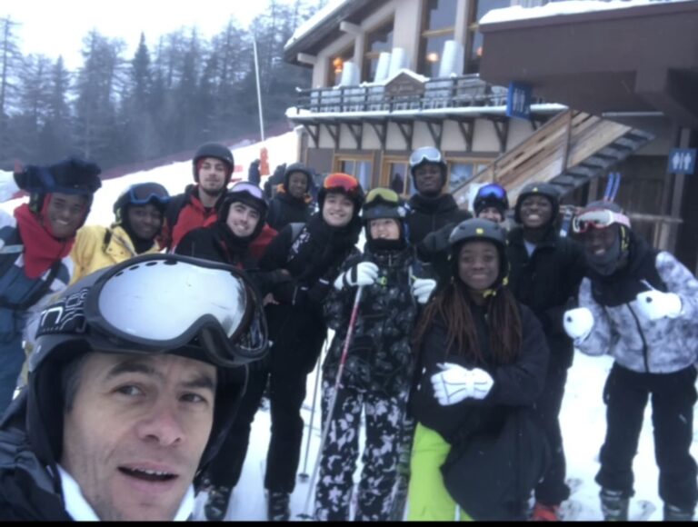 Groupe d'étudiants du Campus Saint Aubin La Salle avec leur enseignant sur les pistes lors d'un séjour aux sports d'hiver