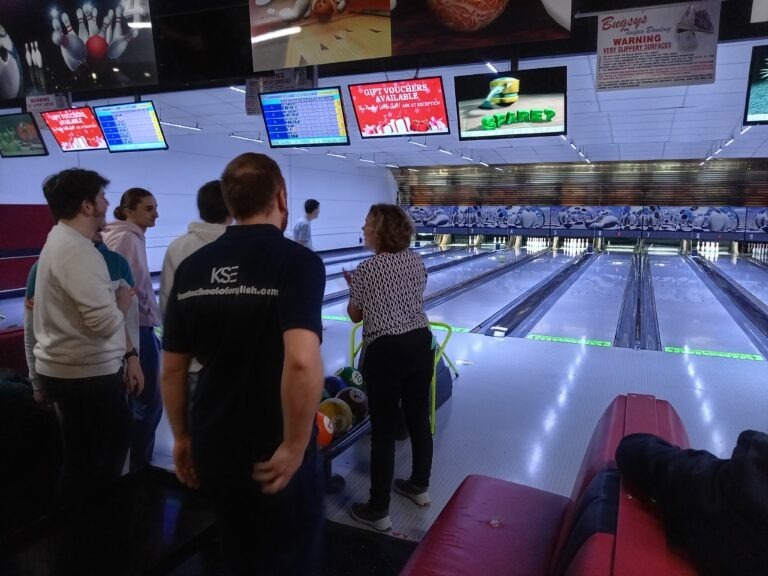 Groupe d'étudiants du Campus Saint Aubin La Salle réunis autour des pistes lors d'une sortie conviviale au bowling