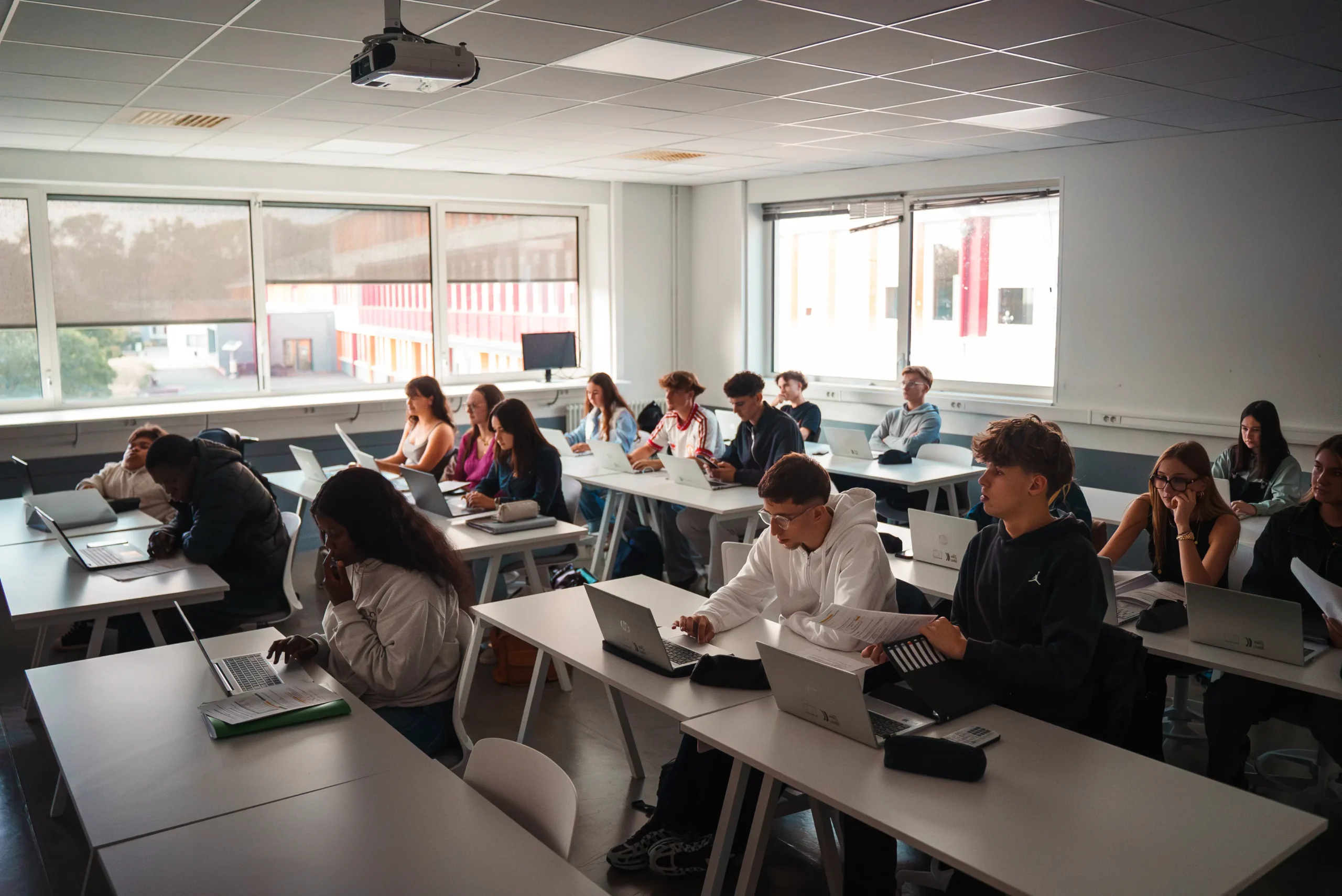 Étudiants sur ordinateur en salle de cours pendant le BTS Comptabilité et Gestion au Campus Saint Aubin La Salle
