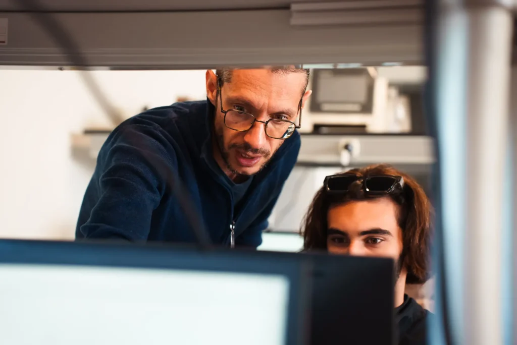 Formateur ou enseignant accompagnant un apprenti sur un poste informatique au CFA du Campus Saint Aubin La Salle