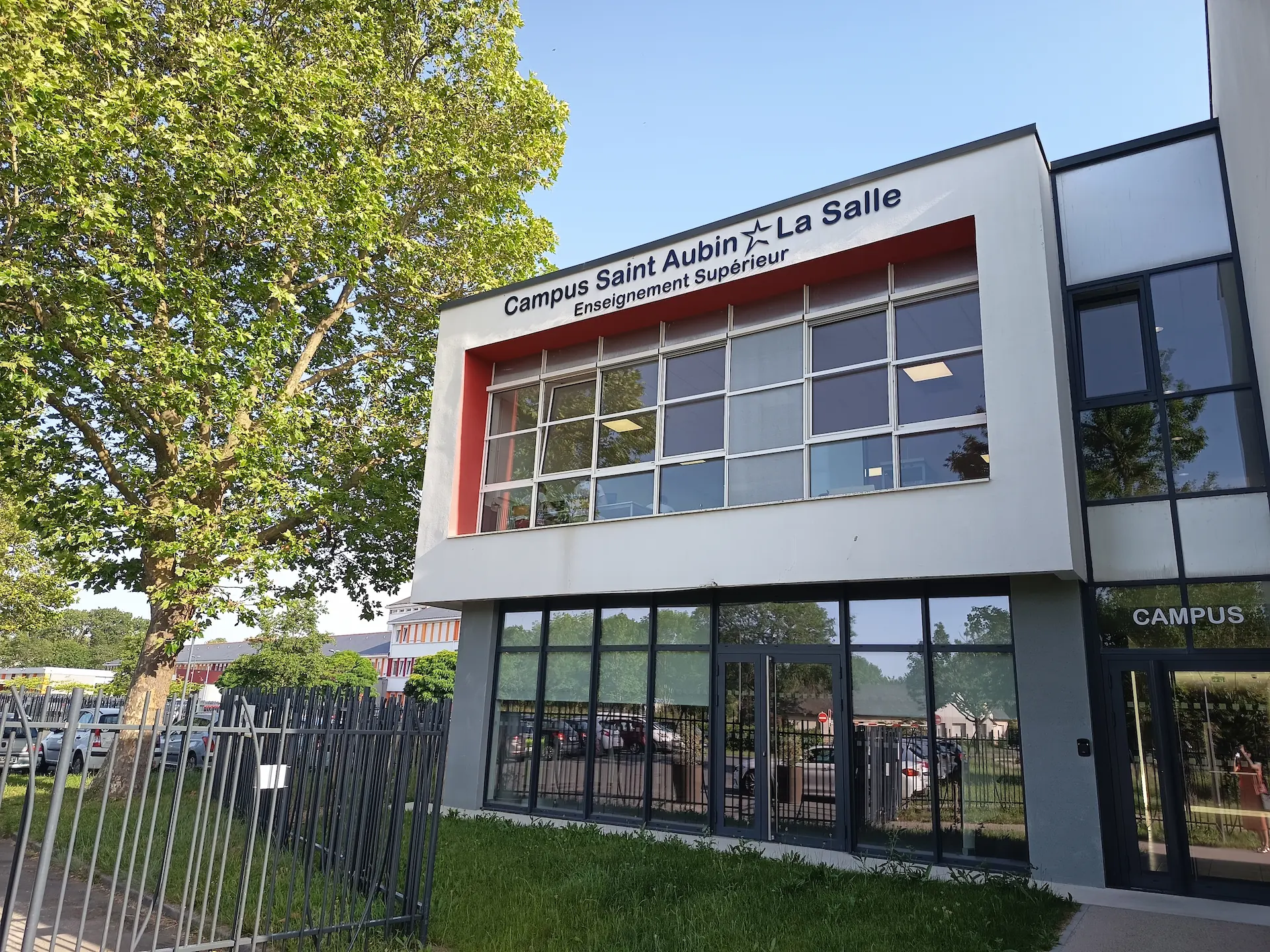 Façade extérieure du bâtiment Enseignement Supérieur du Campus Saint Aubin La Salle