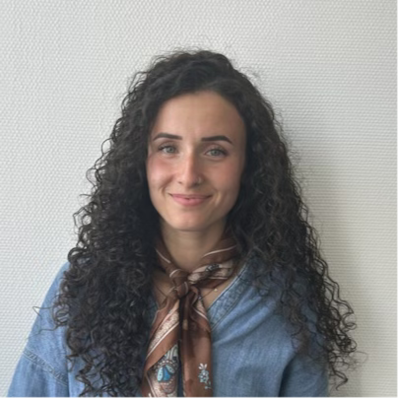 Portrait d'une collaboratrice, membre de l'équipe pédagogique et administrative du Campus Saint Aubin La Salle