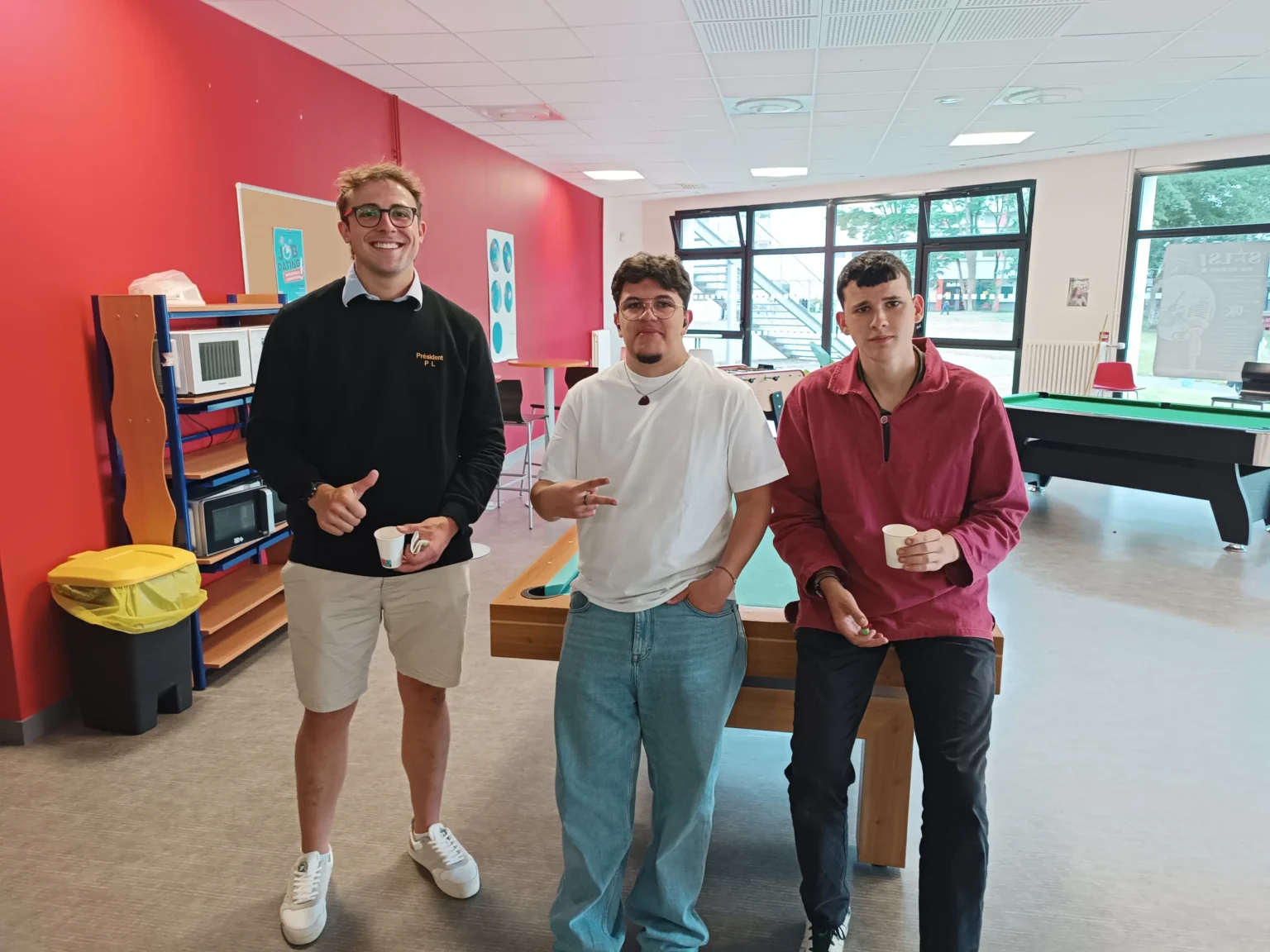 Étudiants dans la salle de pause et espace détente du Campus Saint Aubin La Salle pour la vie étudiante