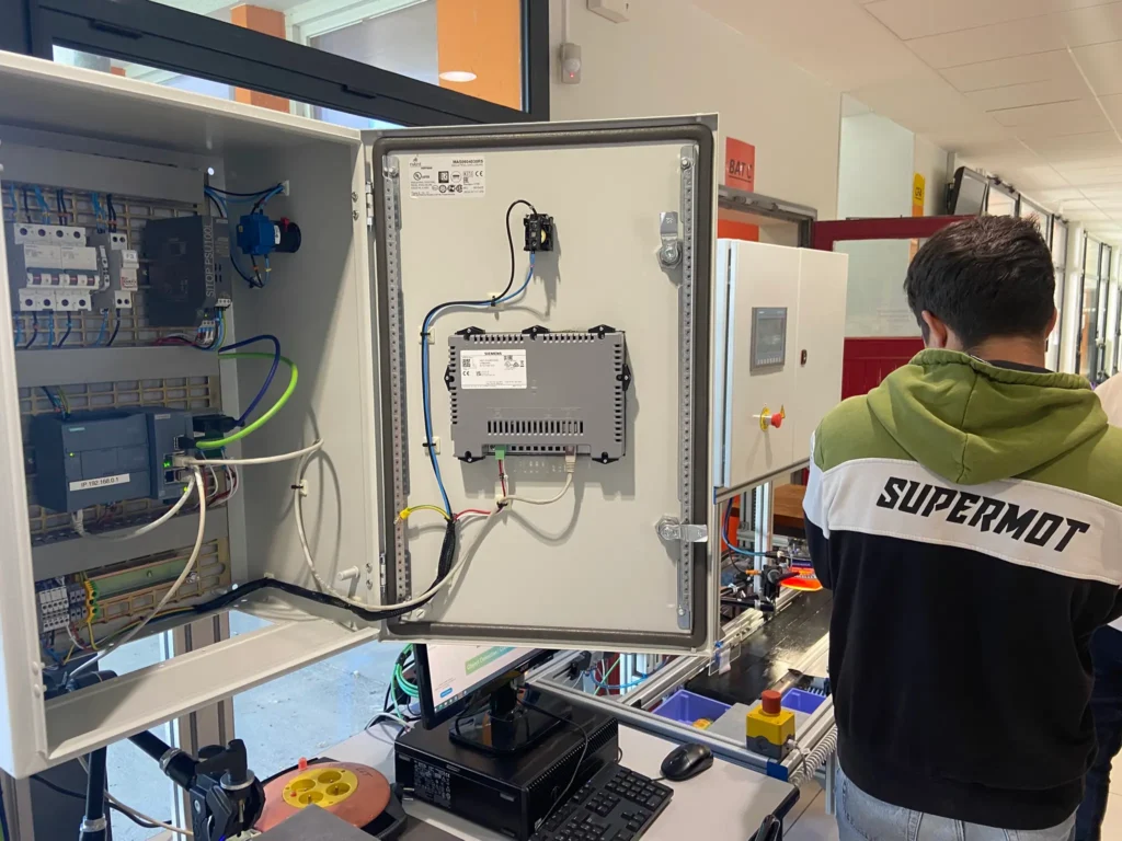 Étudiant travaillant sur une armoire électrique industrielle au Campus Saint Aubin La Salle pour illustrer la taxe d'apprentissage