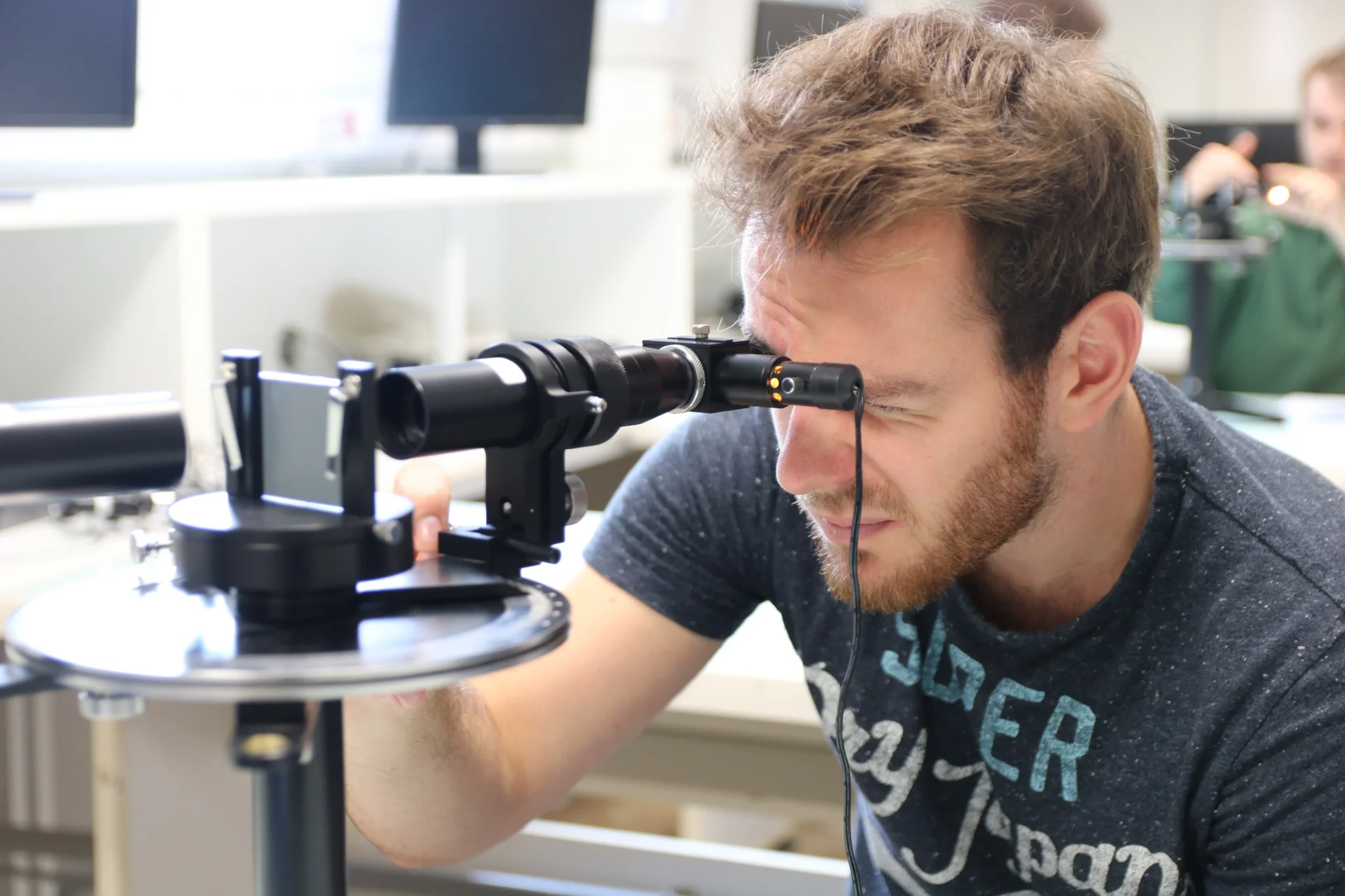 Étudiant en travaux pratiques de physique en classe préparatoire CPGE PTSI PT au Campus Saint Aubin La Salle