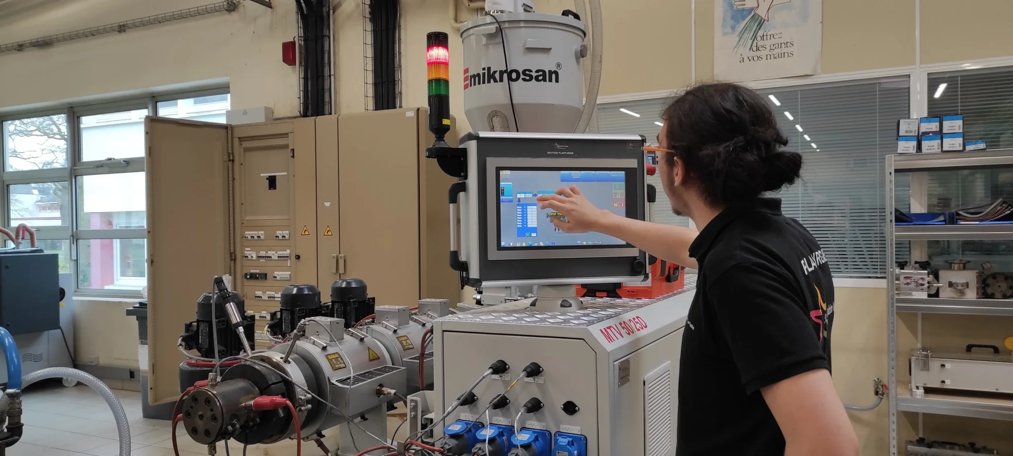 Étudiant pilotant une ligne de production automatisée Mikrosan en BTS EPC au Campus Saint Aubin La Salle